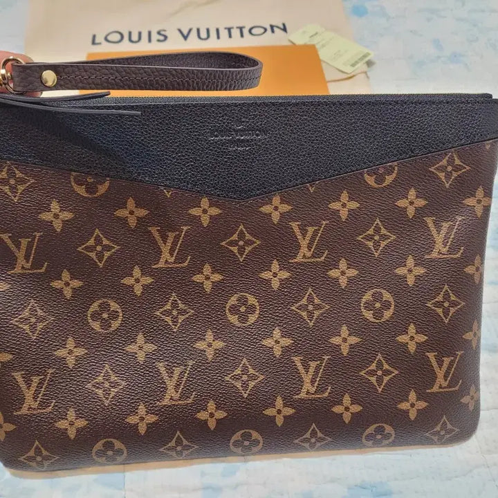 [BUNJANG] Louis Vuitton Monogram Canvas Daily Pouch Black / 루이비통 모노그램 캔버스 데일리파우치 블랙