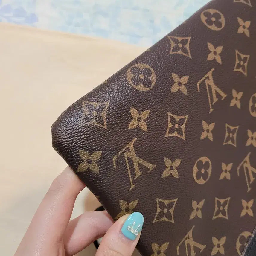 [BUNJANG] Louis Vuitton Monogram Canvas Daily Pouch Black / 루이비통 모노그램 캔버스 데일리파우치 블랙