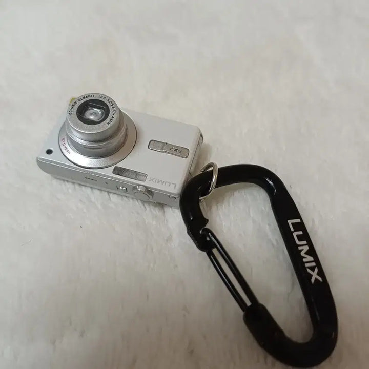 [BUNJANG] Lumix Camera Gacha Carabiner Keychain / 루믹스 카메라 가챠 펄화이트 카라비너 키링
