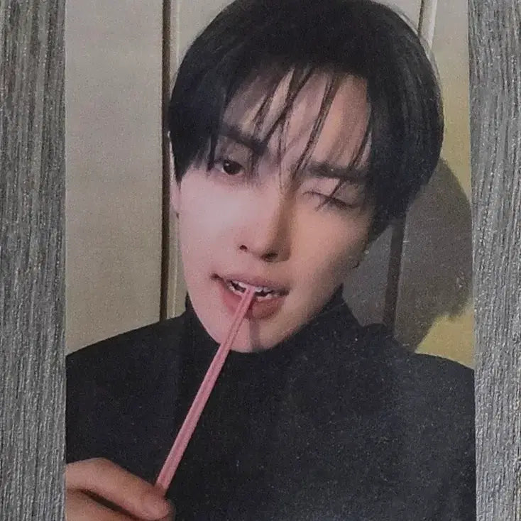 에이티즈 홍중 애플뮤직 카페 스트로우 포카 hongjoong cafe