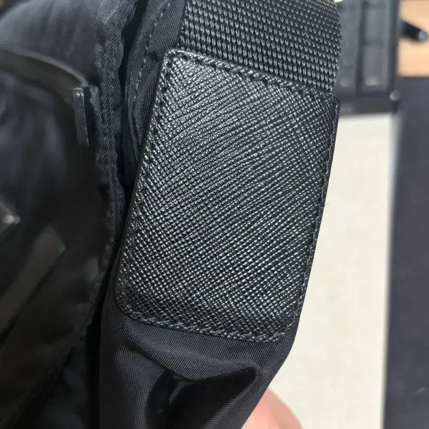 [BUNJANG] Prada Nylon Triangle Logo Messenger Bag / 프라다 나일론 삼각로고 메신저백