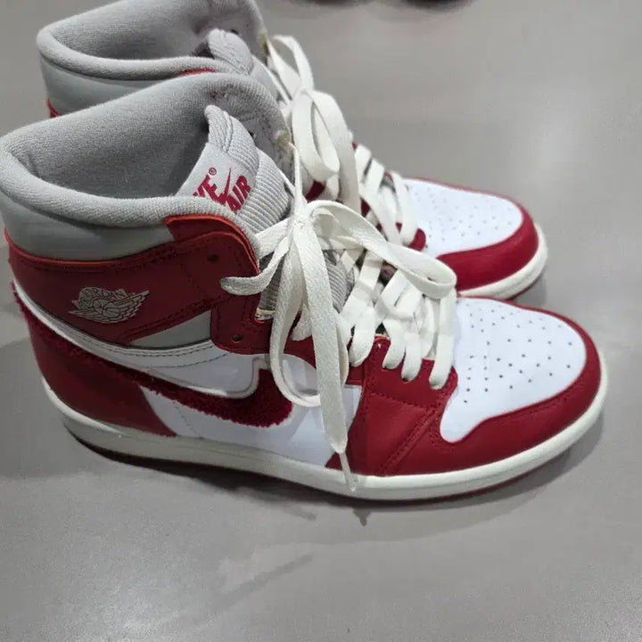 [BUNJANG] Jordan 1 Retro High OG Varsity Red Sneakers / (W) 조던 1 레트로 하이 OG 바시티 레드 240 DJ4891-061