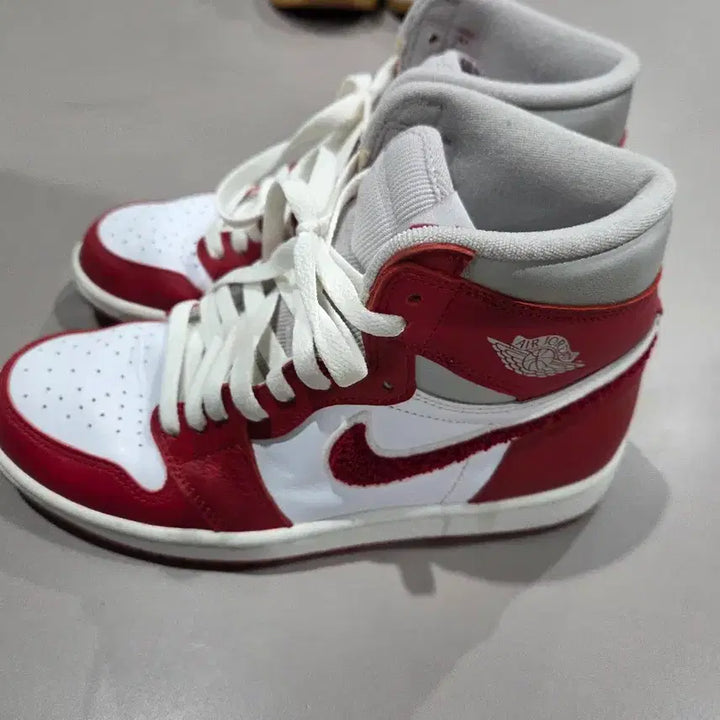 [BUNJANG] Jordan 1 Retro High OG Varsity Red Sneakers / (W) 조던 1 레트로 하이 OG 바시티 레드 240 DJ4891-061