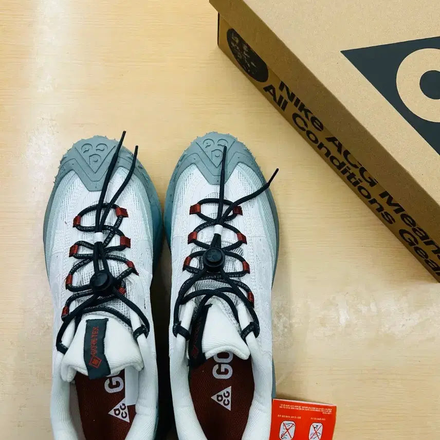 [SOLD OUT] (새상품)265 나이키 ACG 마운틴 플라이 2 로우 고어텍스 팬텀 다크