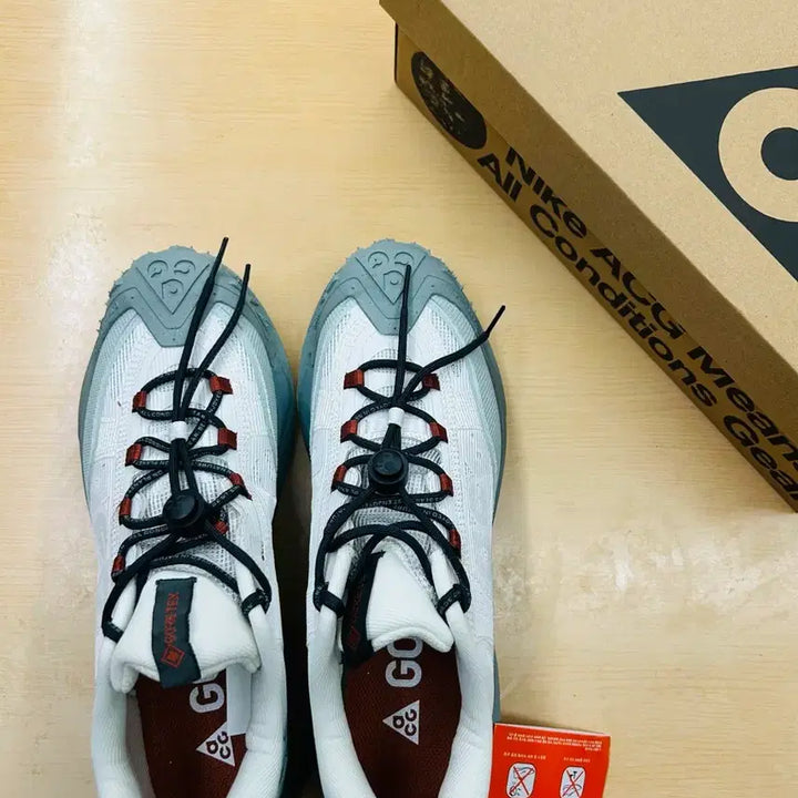 [SOLD OUT] (새상품)265 나이키 ACG 마운틴 플라이 2 로우 고어텍스 팬텀 다크