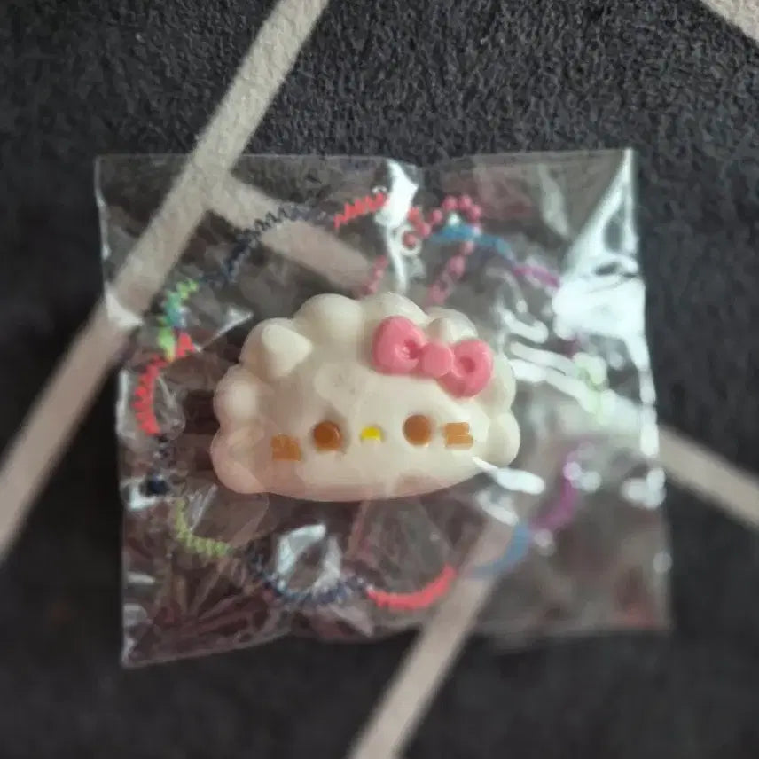 [BUNJANG] Hello Kitty Steamed Bun Squishy Keychain / 헬로키티 만두 말랑이 키링 새상품