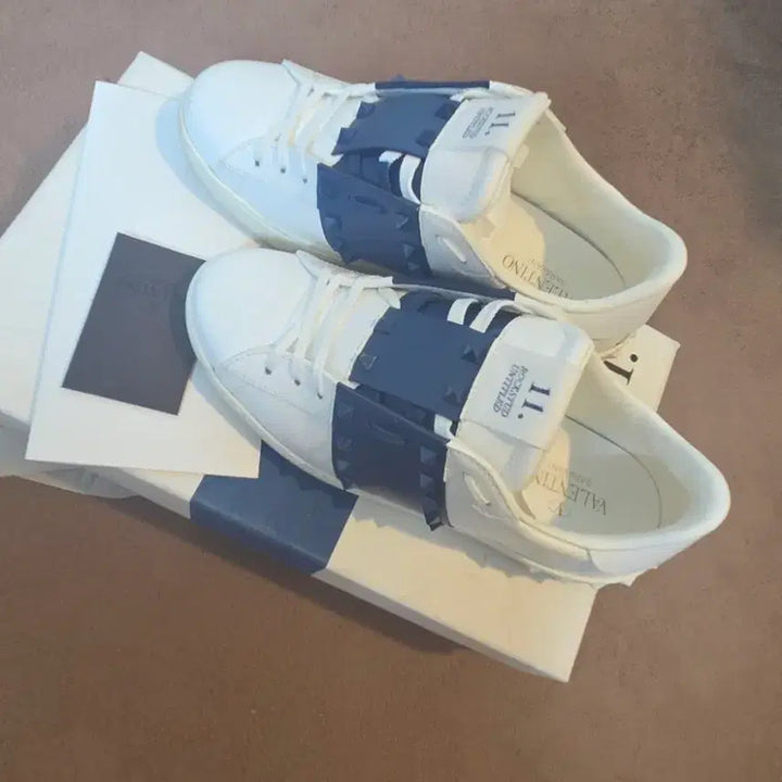 [BUNJANG] Valentino White Stud Sneakers / 발렌티노 화이트 스터드 스니커즈