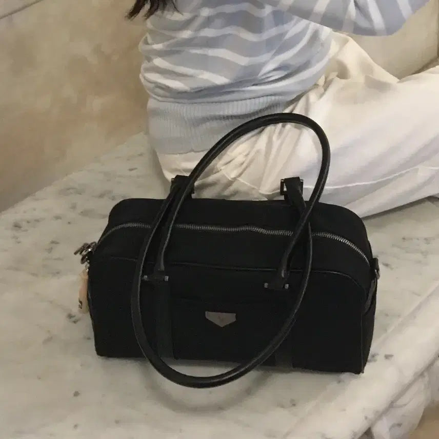 [BUNJANG] Le Sserafim Nylon Shoulder Bag / 레더리 나일론 숄더백