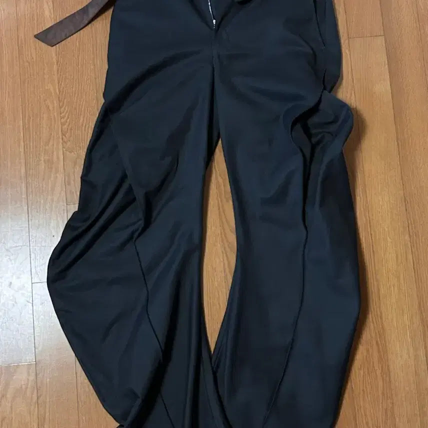 [SOLD OUT] 지용킴 커브 트라우저