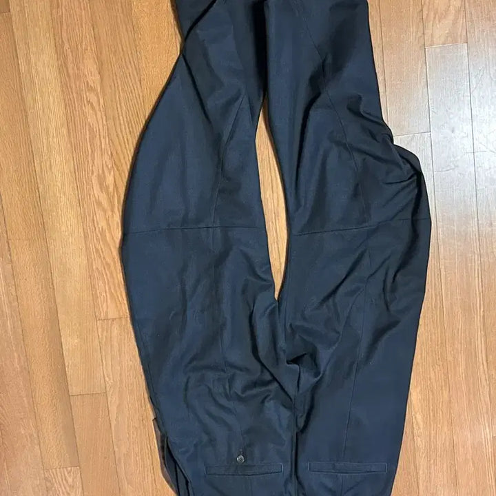 [SOLD OUT] 지용킴 커브 트라우저