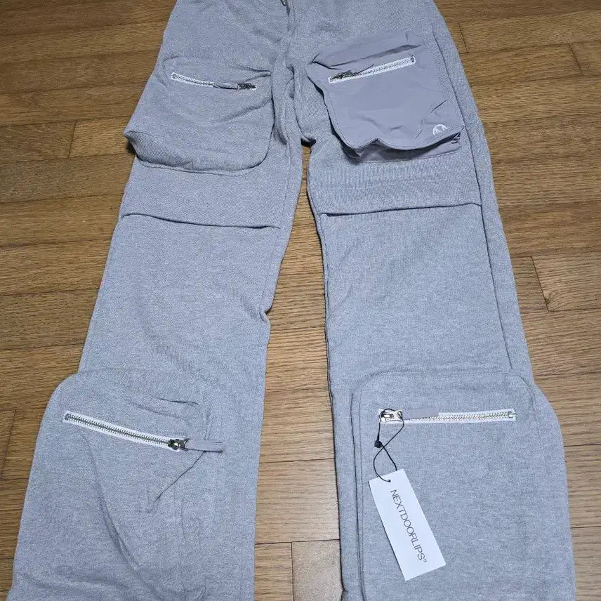 [BUNJANG] NEXZDOOR Lips Multi-Pocket Sweatpants / 넥스트도어립스 멀티포켓 스웻팬츠