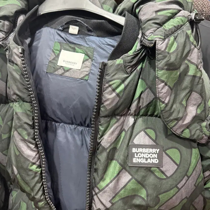 [BUNJANG] Burberry Logo Printed Men's Padded Jacket (Size 103-105) / 버버리 로고 프린팅 남성 패딩 103-105