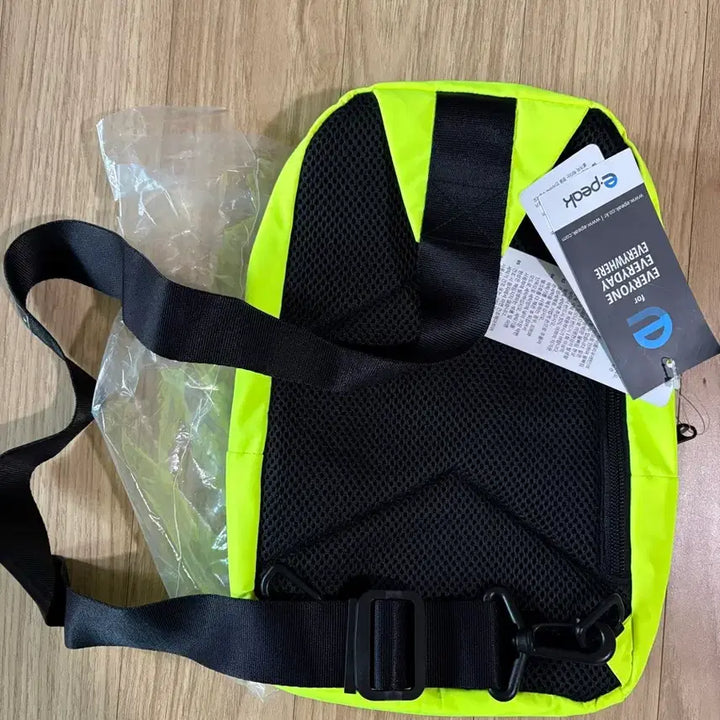 [BUNJANG] Epeak Messenger Bag (New) / epeak 이피크 메신저백 형광색 화살표(새상품)