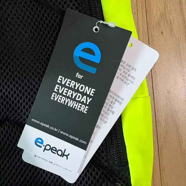 [BUNJANG] Epeak Messenger Bag (New) / epeak 이피크 메신저백 형광색 화살표(새상품)