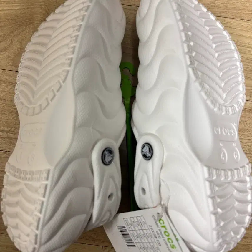 [BUNJANG] Crocs Echo Clog White 230 / 크록스 에코 퍼 클로그 화이트 230(새상품)