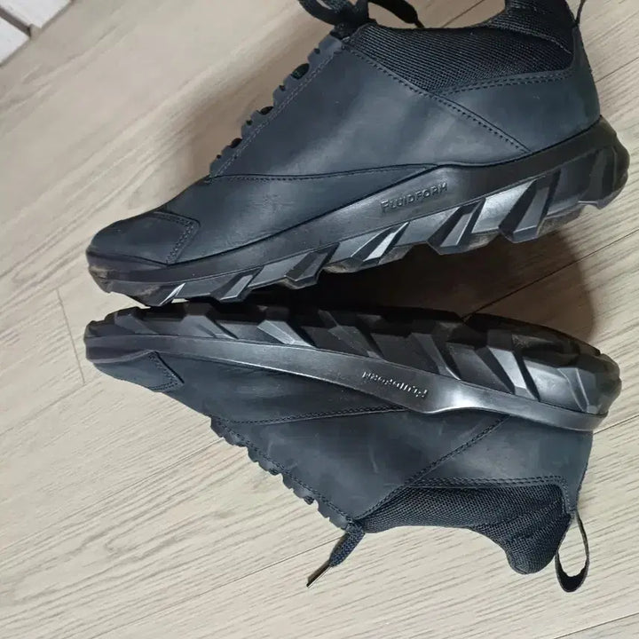 [BUNJANG] Eco Black Suede Sneakers 270 / 에코블랙 스웨이드 운동화 42