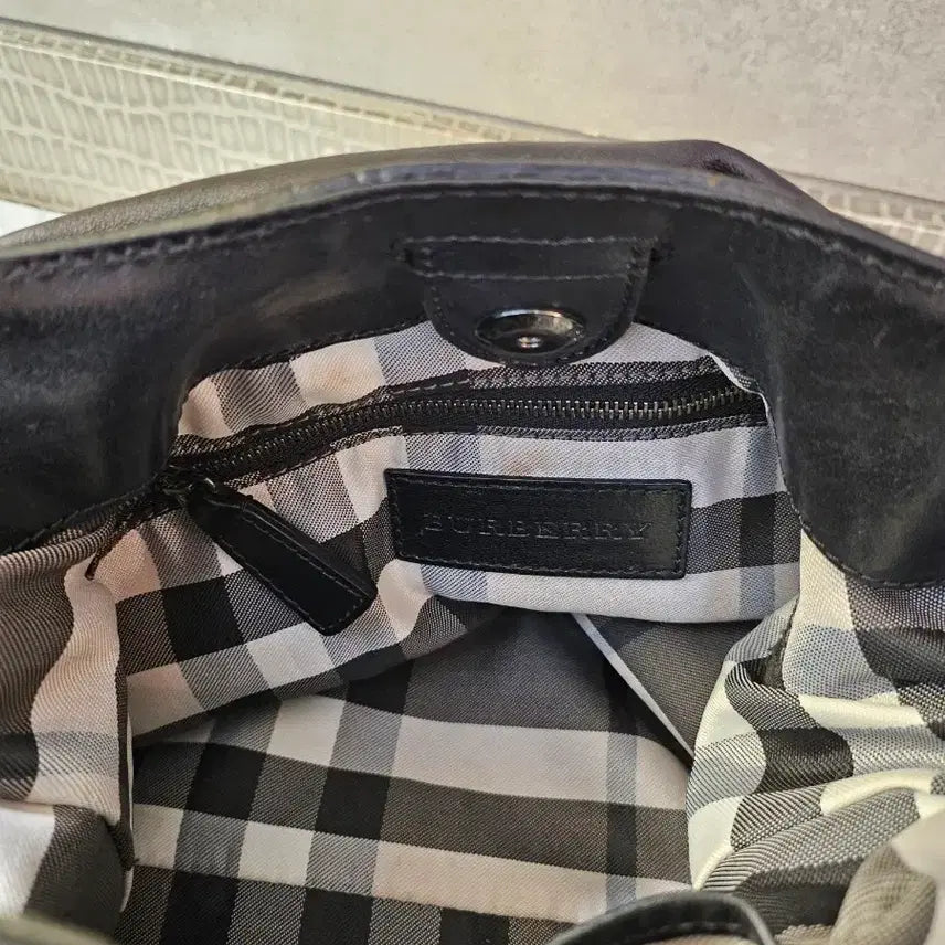 [BUNJANG] Burberry Prosum Studded Leather Hobo Bag / 버버리 프로섬 스터드 레더 호보백