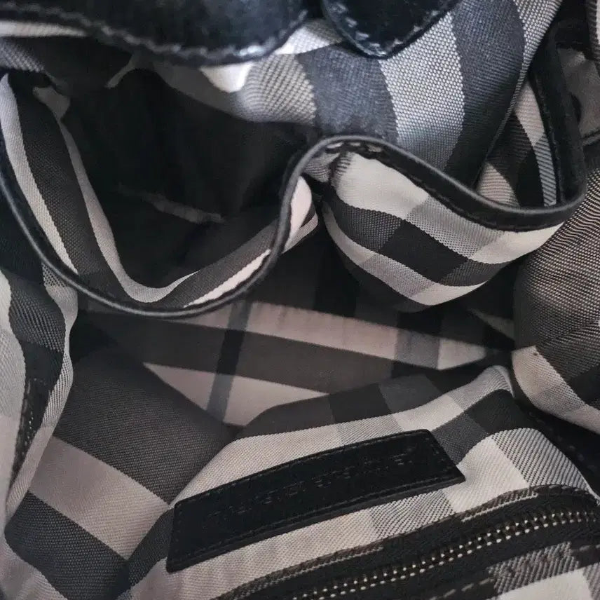 [BUNJANG] Burberry Prosum Studded Leather Hobo Bag / 버버리 프로섬 스터드 레더 호보백