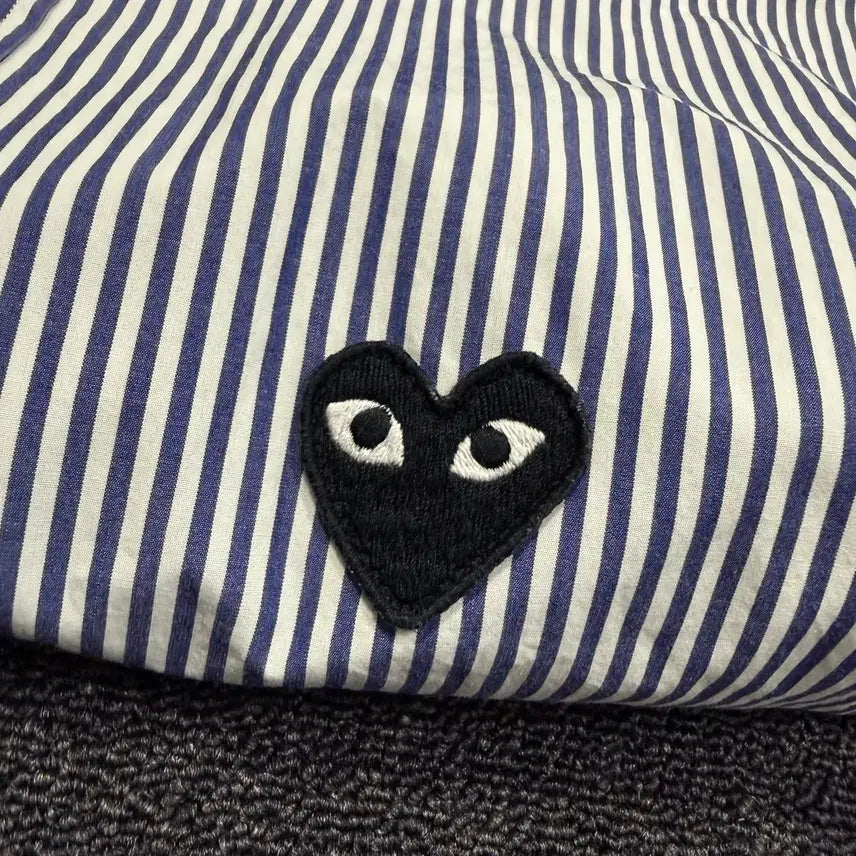 [BUNJANG] Comme des Garcons Stripe Heart Emblem Shirt / 꼼데가르송 스트라이프 하트와펜 셔츠