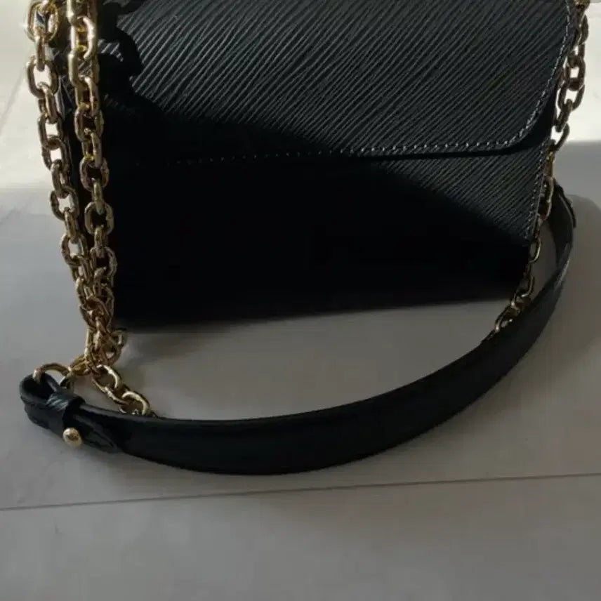 [BUNJANG] Louis Vuitton Twist Epi Leather MM Black Gold Handbag / 루이비통 트위스트 에피가죽 MM 블랙골드