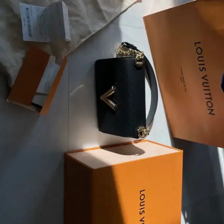 [BUNJANG] Louis Vuitton Twist Epi Leather MM Black Gold Handbag / 루이비통 트위스트 에피가죽 MM 블랙골드