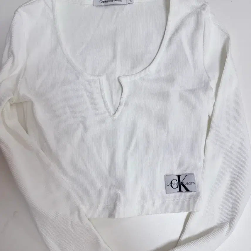 [BUNJANG] Calvin Klein Crop Slit T-Shirt / 캘빈클라인 크롭 트임 티