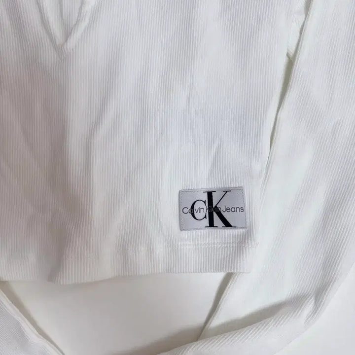 [BUNJANG] Calvin Klein Crop Slit T-Shirt / 캘빈클라인 크롭 트임 티