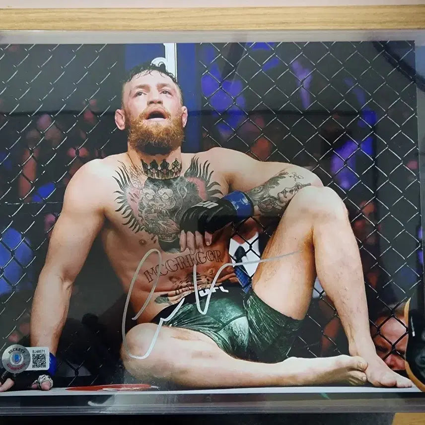 [BUNJANG] Conor McGregor Autographed Photo (Beckett Certified) / 코너 맥그리거 친필 사인 사진 (베켓인증)