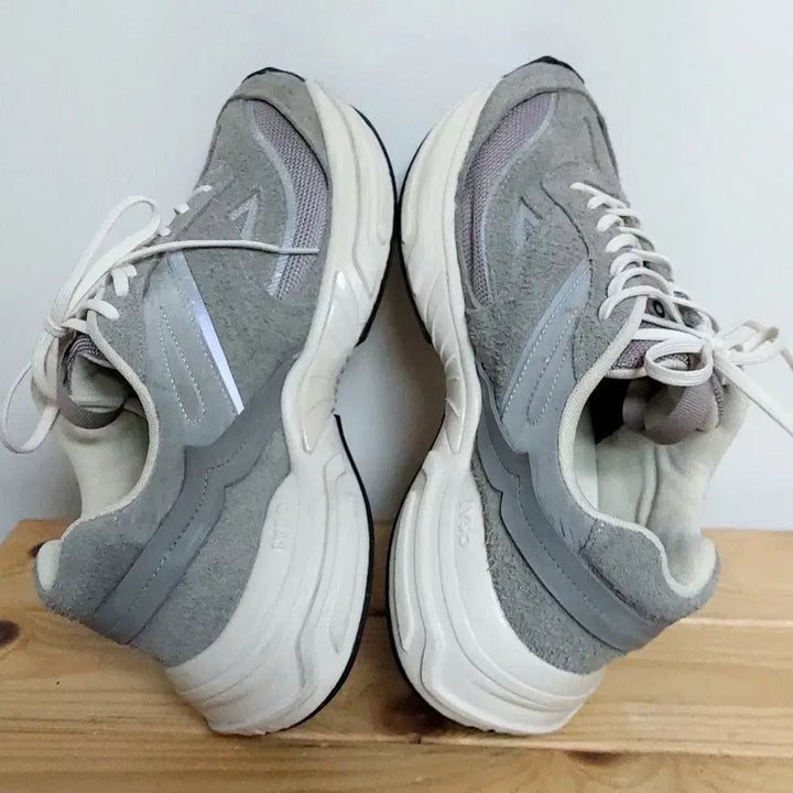 [BUNJANG] ISO Accumix Dove Sneakers / 270)이소 아큐믹 도브 스니커즈 1회착화