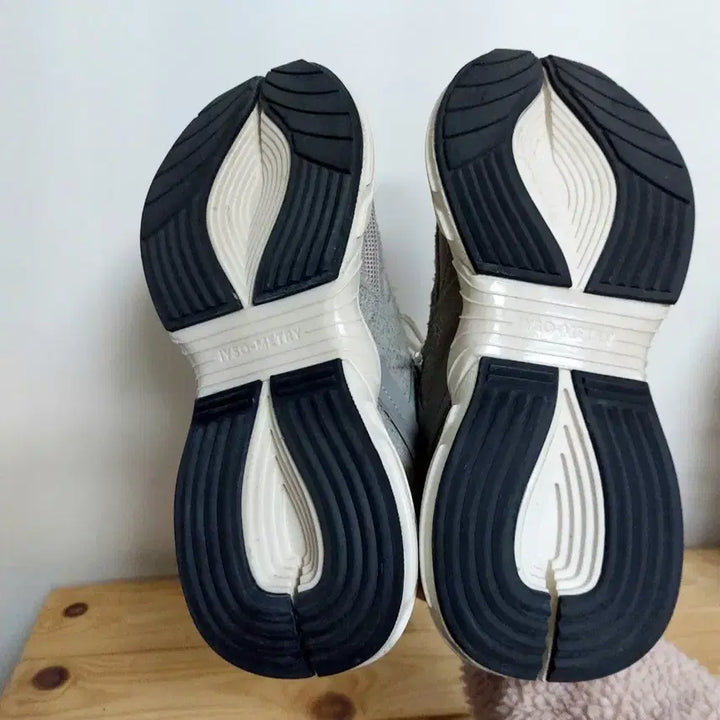 [BUNJANG] ISO Accumix Dove Sneakers / 270)이소 아큐믹 도브 스니커즈 1회착화