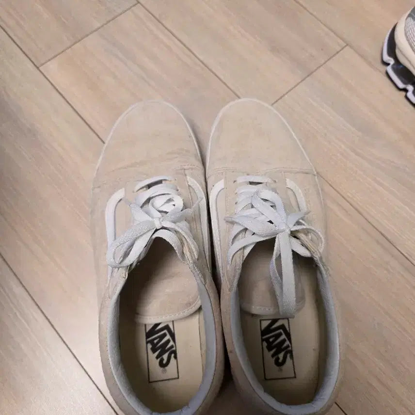 [BUNJANG] Vans Old Skool White Suede Sneakers / 반스 올드스쿨 화이트 스웨이드. 275