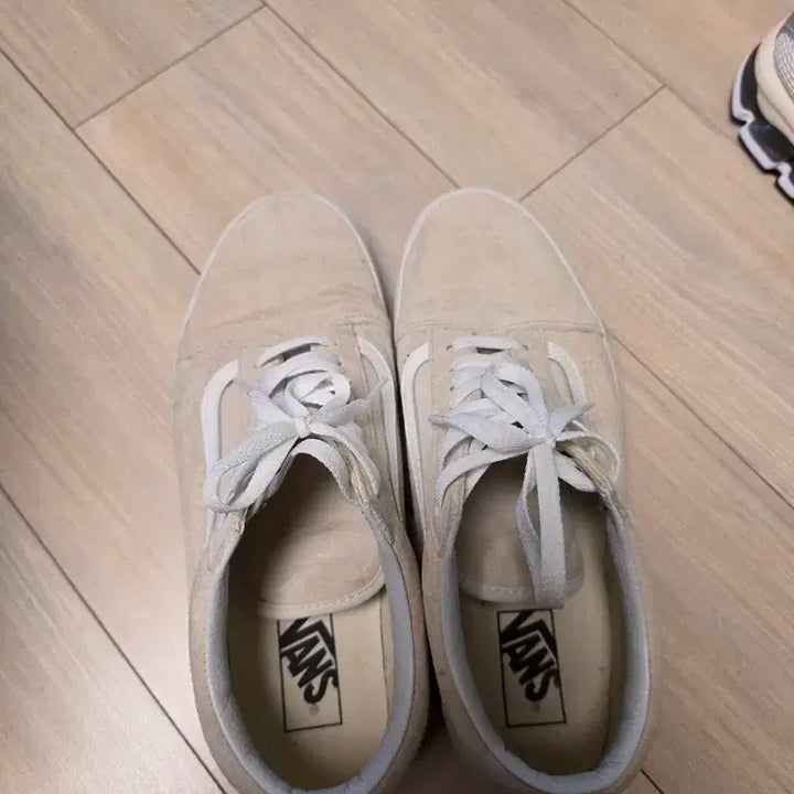[BUNJANG] Vans Old Skool White Suede Sneakers / 반스 올드스쿨 화이트 스웨이드. 275
