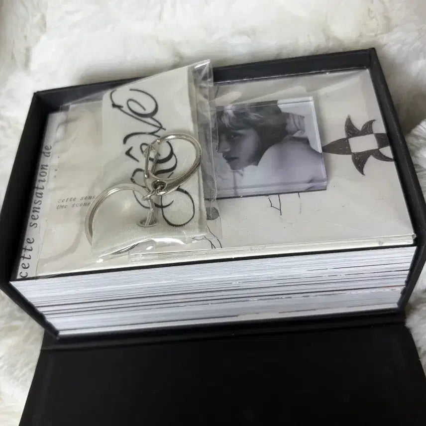 [BUNJANG] BTS V Reve Photobook / 방탄소년단 뷔 V Reve 포토북