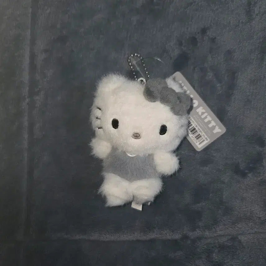 [BUNJANG] Hello Kitty Monotone Fur Keychain / 헬로키티 인형 키링 모노톤 퍼