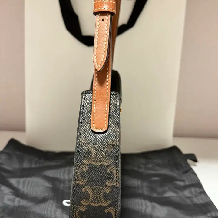 [BUNJANG] Celine Tilly Bag Medium Triomphe / [급매]셀린느 틸리백 미디엄 트리옹프 최저가 판매