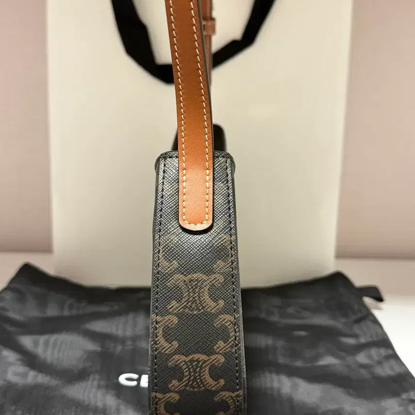 [BUNJANG] Celine Tilly Bag Medium Triomphe / [급매]셀린느 틸리백 미디엄 트리옹프 최저가 판매