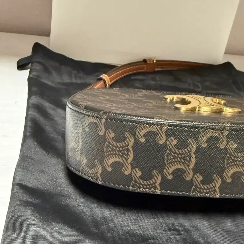 [BUNJANG] Celine Tilly Bag Medium Triomphe / [급매]셀린느 틸리백 미디엄 트리옹프 최저가 판매