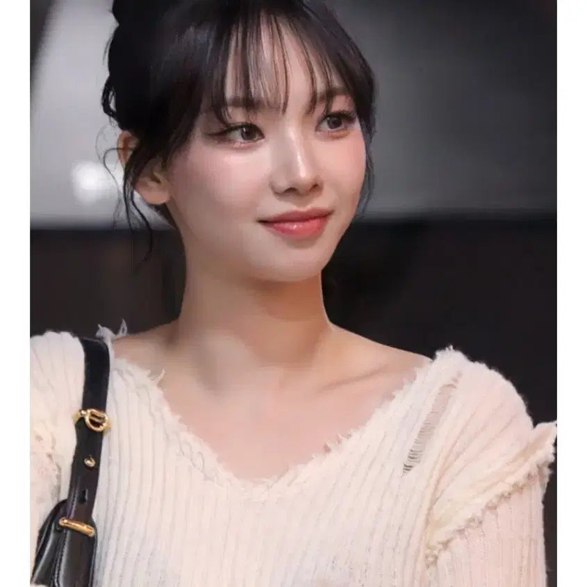 [BUNJANG] Karinana Ivory V-Neck Damage Knit Sweater / [카리나 착용] 아이보리 V넥 데미지 니트