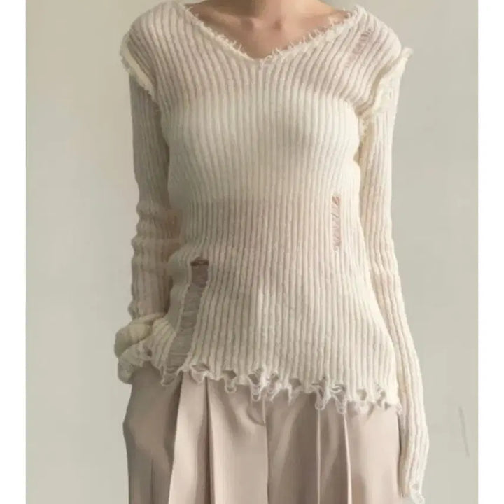 [BUNJANG] Karinana Ivory V-Neck Damage Knit Sweater / [카리나 착용] 아이보리 V넥 데미지 니트
