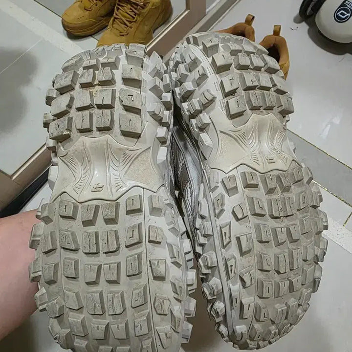 [BUNJANG] Balenciaga Defender Beige 42 / 발렌시아가 디펜더 베이지 42