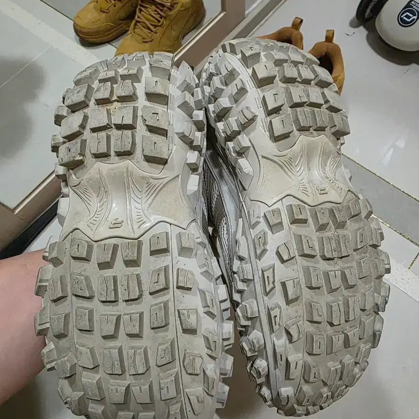 [BUNJANG] Balenciaga Defender Beige 42 / 발렌시아가 디펜더 베이지 42