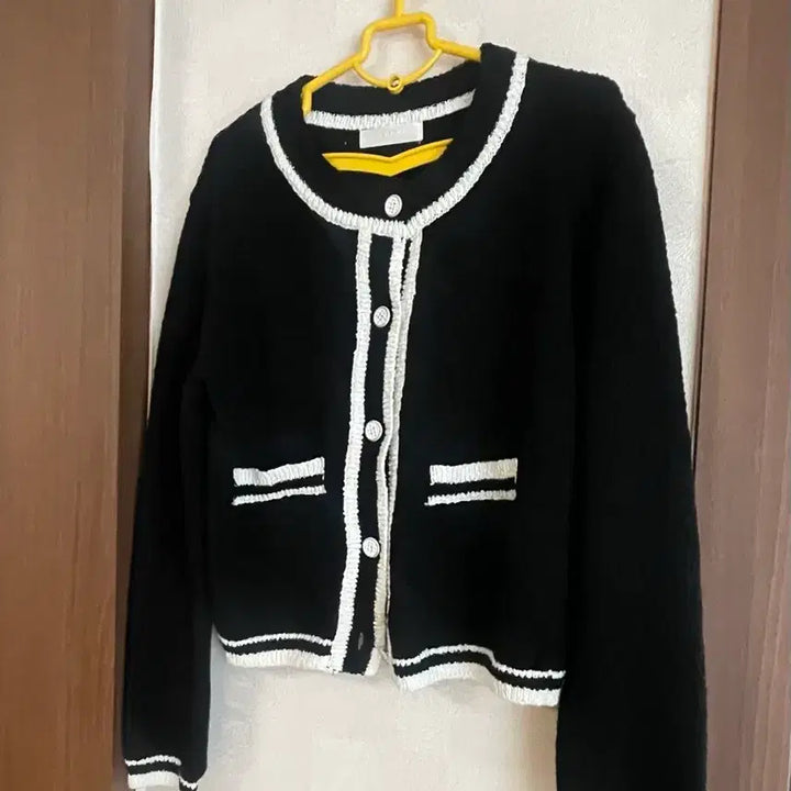 [SOLD OUT] 도톰 블랙 배색 크롭 가디건