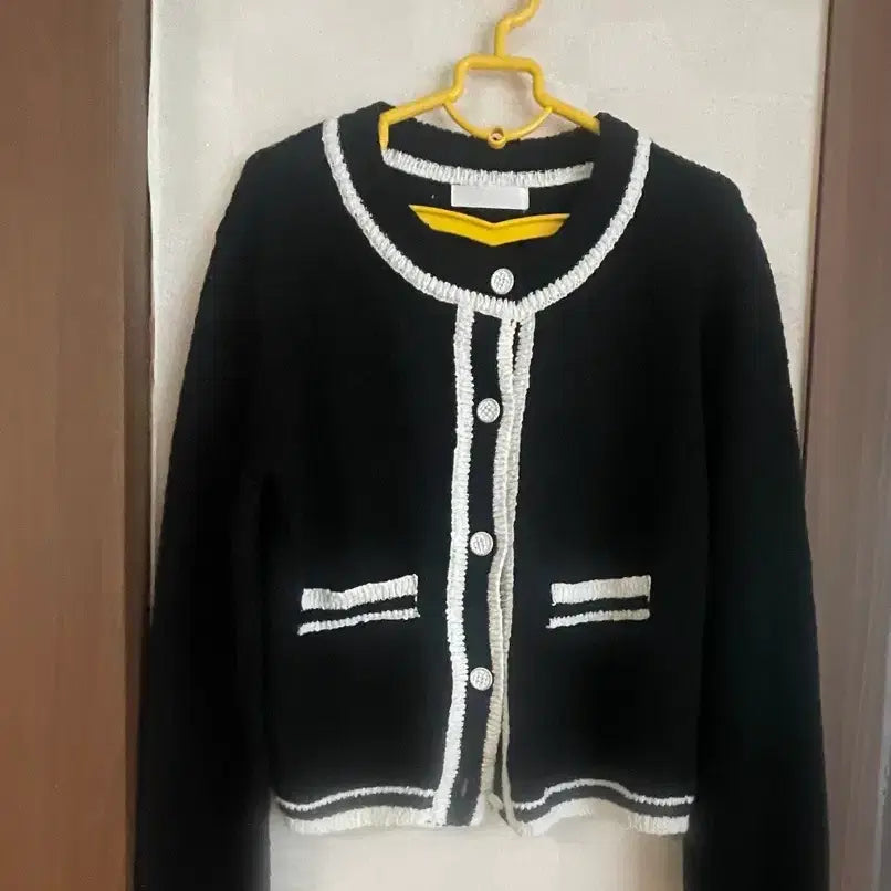 [SOLD OUT] 도톰 블랙 배색 크롭 가디건