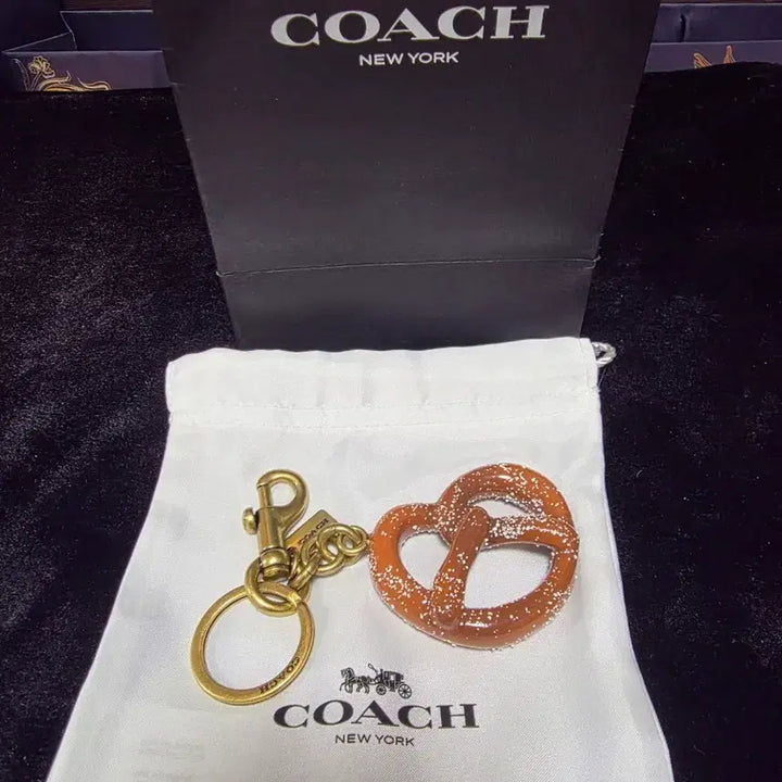 [BUNJANG] Coach Pretzel Bag Charm Keyring / [새상품] 코치 프레츨백참 프레첼키링 코치백참 코치키링 명품백참