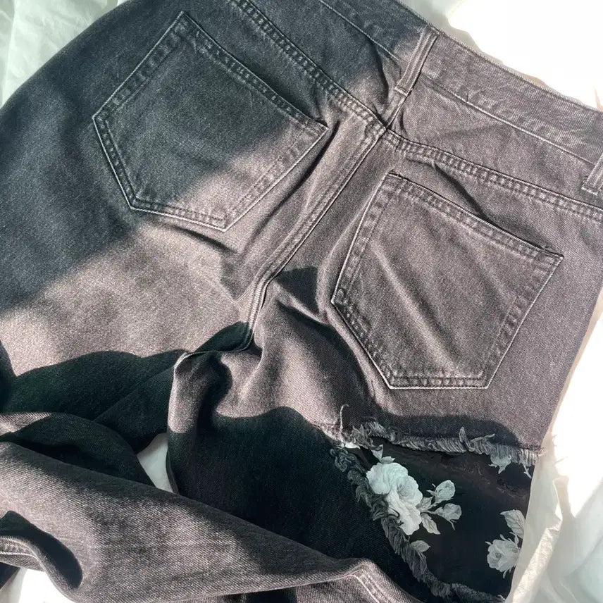 [BUNJANG] Crush Again Floral Distressed Denim Pants (M) / 크러쉬어게인 / 블랙 플로럴 디스트로이드 데님 팬츠 (M)
