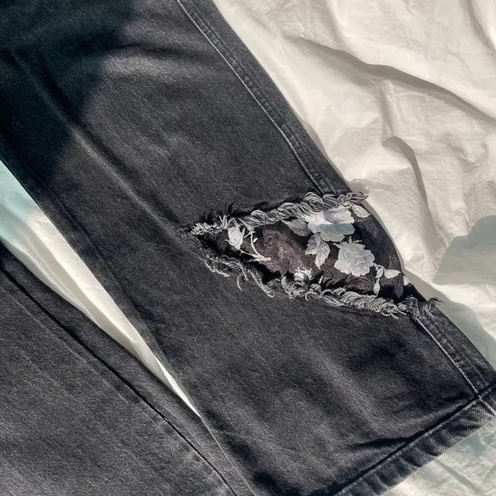 [BUNJANG] Crush Again Floral Distressed Denim Pants (M) / 크러쉬어게인 / 블랙 플로럴 디스트로이드 데님 팬츠 (M)