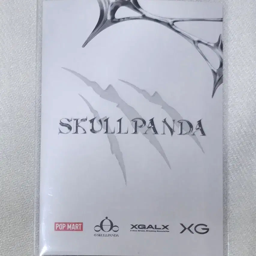 [SOLD OUT] [팝마트 정품/팝업샵 한정특전] 스컬판다 XG 홀로그램 카드(인형X)