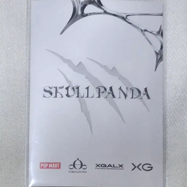 [SOLD OUT] [팝마트 정품/팝업샵 한정특전] 스컬판다 XG 홀로그램 카드(인형X)