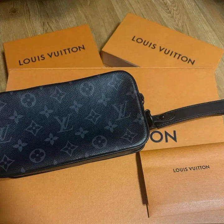 [BUNJANG] Louis Vuitton Monogram Eclipse Key Pouch, Key Ring, and Clutch Bundle / 루이비통 모노그램 이클립스 키링/키 파우치/클러치 판매