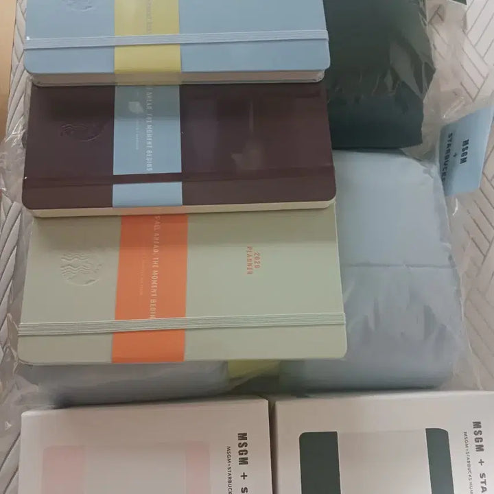 [BUNJANG] MSGM Starbucks Blanket & Pouch Bundle Set / [판매자이동함] MSGM 스타벅스 블랭킷&스타벅스 파우치  전종류 판매